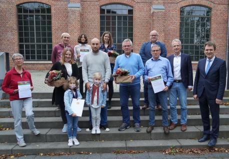 Oberbürgermeister Dieter Krone (rechts) überreichte den Umweltpreis der Stadt Lingen in diesem Jahr an gleich vier Preisträger.