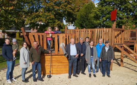 Der Spielplatz Sändkerstraße in Ramsel erstrahlt in neuem Glanz. Darüber freuen sich die Anwohnerinnen und Anwohner der Siedlungsgemeinschaft Ramsel-Mitte (v.l.) Michael Schmidt und Sohn Karl, Petra Kuhl, Herber Kuer, Adele Benen, Leonie Kuhl, Herbert Sander, Ortsbürgermeister Karl Storm, Rainer Bruns (Reholand), Silke Hüter (Stadt Lingen), Günter Heile und Paul Hermes.