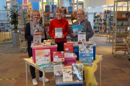 Ab sofort sind Medienboxen für Seniorinnen und Senioren in der Lingener Stadtbibliothek erhältlich. Über das neue Angebot freuen sich (v.l.) Claudia Mai, Birgit Terfehr und Maria Gerighausen vom Team der Lingener Stadtbibliothek.