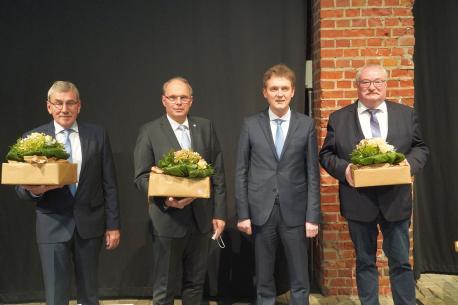 Oberbürgermeister Dieter Krone (2. v. re.) gratuliert Stefan Heskamp (2. v. li.) zur Wahl zum Ersten Bürgermeister sowie Werner Hartke (li.) und Stefan Wittler (re.) zur Wahl zum Zweiten Bürgermeister.