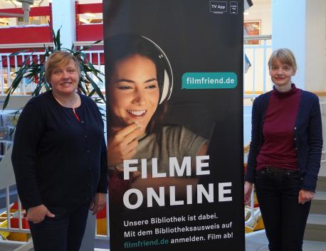 Film ab! Die Stadtbibliothek Lingen arbeitet ab sofort mit dem Streamingdienst filmfriend zusammen. Simone Knocke (links) und Birgit Terfehr freuen sich über das neue digitale Angebot für Bibliothekskundinnen und -kunden.
