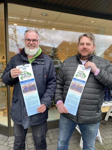 Dirk Wegmann (l.) und der neue Darmer Ortsbürgermeister Christoph Stafflage (r.) halten den neuen Darmer Jahreskalender 2022 in den Händen.