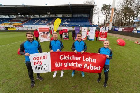 Nicht nur die Frauenmannschaft des SV Meppen, sondern auch die Herren machen sich stark für die Anliegen des Equal Pay Days. Thilo Leugers,   Lisa-Marie Weiss,   Janik Jesgarzweski und Jenny Bitzer (vorne v. l.) sowie die Mitglieder des Aktionsbündnisses (hinten) machen auf den 10. März aufmerksam.