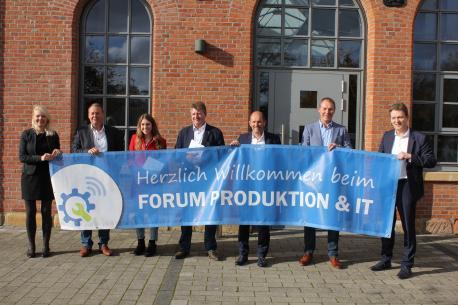 Die Veranstalter setzen auf Sicherheit – IT-Sicherheit ist ein Schwerpunktthema beim 7. Forum Produktion & IT: (v. li.) Silke Kuhlemann (Ems-Achse), Andreas Paschke und Lisa Vorwerk (IT-Achse), Andreas Heidekrüger (Neuenhauser Gruppe), Hans Brouwers (Oost NL), Holger Feikes (MEMA-Netzwerk) und Oberbürgermeister Dieter Krone (Stadt Lingen).