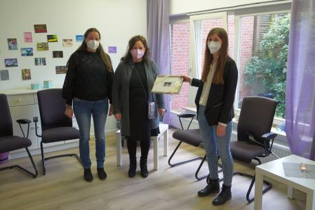 Edeltraud Loch (Mitte) und Stephanie Lambers (links) haben mit dem „Zentrum für psychologische Beratung“ eine gemeinsame Praxis in der Mühlenstiege eröffnet. Zur Neueröffnung gratulierte Lara Bemboom von der Lingener Wirtschaftsförderung.