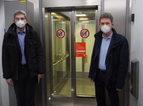 Neuer Aufzug am Bahnhof in Lingen geht in Betrieb: Oberbürgermeister Dieter Krone (rechts) und Frank Jendick von der DB Station & Service AG haben den neuen Aufzug in Betrieb genommen.