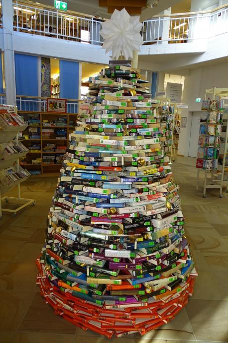 Weihnachtsbaum aus Büchern in der Stadtbibliothek