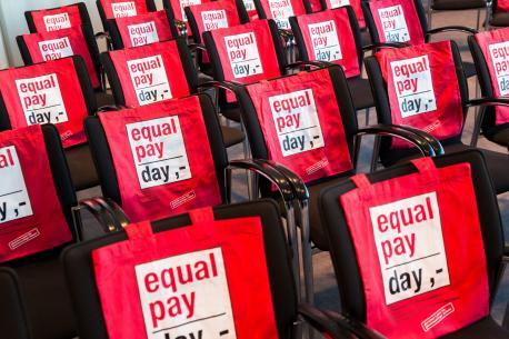 Taschen mit Aufschrift Equal Pay Day