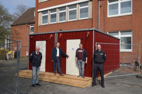 (draußen) Oberbürgermeister Dieter Krone (2. v. li.) und Klaus Smit von der Stadtverwaltung (2. v. re.) bedankten sich herzlich bei Johannes Theilen (re.) von der THW-Ortsgruppe Lingen und Oliver Lippert, dem DRK-Ortsvereinsvorsitzenden (li.)