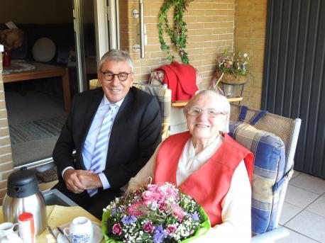 Johanna Vedder feiert 101. Geburtstag und zur Besuch ist Zweiter Bürgermeister Werner Hartke 