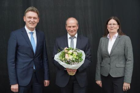 Gratulieren Lothar Schreinemacher (3. v. re.) zur Wahl: (v.li) Oberbürgermeister Dieter Krone, Uwe Hilling (Fraktionsvorsitzender der CDU), Andreas Kröger (Fraktionsvorsitzender der SPD), Ratsvorsitzende Annette Wintermann, Robert Koop (Fraktionsvorsitzender der BN; 2. v. re.) und Heiner Rehnen (Fraktionsvorsitzender von Bündnis 90/Die Grünen; re.)