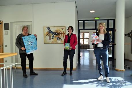 Die Jury des diesjährigen Bezirksentscheids Weser-Ems Süd: (v. li.) Simone Knocke (Leiterin der Stadtbibliothek), Monika Schwegmann (Stadtkämmerin und Kulturdezernentin der Stadt Lingen) und Andrea Salomon (Inhaberin der Buchhandlung Holzberg).