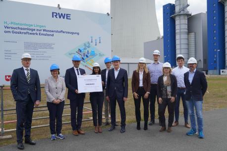 Übergabe des Förderbescheids über 8 Mio. Euro für die Elektrolyse-Testanlage durch Olaf Lies (Niedersächsischer Minister für Umwelt, Energie, Bauen und Klimaschutz) an Sopna Sury (COO Hydrogen RWE Generation) auf dem Gelände des RWE Gaskraftwerks in Lingen.

