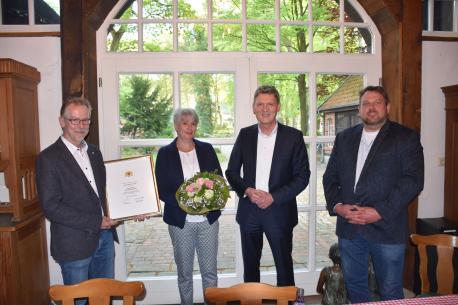 Oberbürgermeister Dieter Krone (2. v. re.) und Ortsbürgermeister Christoph Stafflage (re.) dankten Stephan Schnelle und seiner Frau Gaby Schnelle zur für den herausragenden Einsatz.