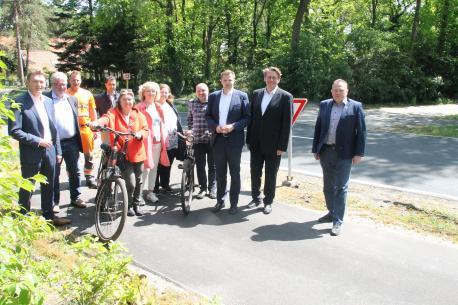 Oberbürgermeister Dieter Krone (l.), Landrat Marc-André Burgdorf (2. v. r.) und Landtagsabgeordnetem Christian Fühner (3. v. r.) nahmen gemeinsam mit den örtlichen Kreistagsabgeordneten sowie weiteren Gästen die Radwegfreigabe vor. (Foto: Landkreis Emsland)