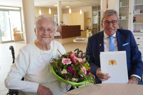 Lingenerin Sophia Burke feiert 100. Geburtstag. Zweiter Bürgermeister Werner Hartke gratuliert.