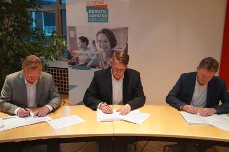 Von links René Duvinage (Leiter der Agentur für Arbeit Nordhorn), Marc-André Burgdorf (Landrat Emsland) und Dieter Krone (Oberbürgermeister der Stadt Lingen) unterzeichnen den neuen Kooperationsvertrag der Jugendberufsagentur Emsland.