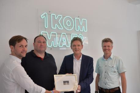 Oberbürgermeister Dieter Krone (2.v.r.) und Dietmar Lager von der Wirtschaftsförderung der Stadt Lingen (rechts) gratulieren Philipp Schröder (links) und Christian Quadt (2.v.l) zur Eröffnung des Showrooms in Lingen. 