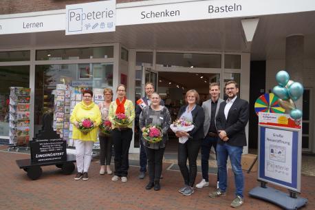Jonas Berger vom Citymanagement der Stadt Lingen und Johannes Kruse von Langer Immobilien gratulieren dem Team der Papeterie Lingen zur Neueröffnung. 