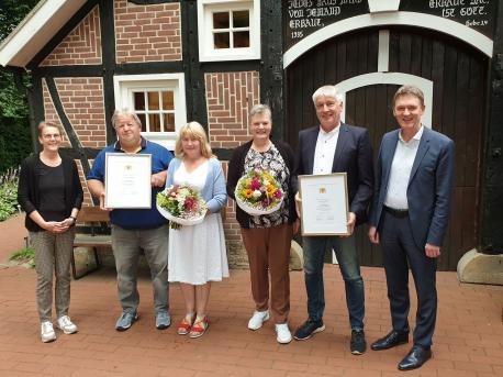 Ortsbürgermeisterin Katharina Mehring (li.) und Oberbürgermeister Dieter Krone (re.) gratulieren Johanna Heilemann (3. v. li.) und Uwe Dietrich (2. v. re.) sowie ihren jeweiligen Partnern zu der Auszeichnung. 