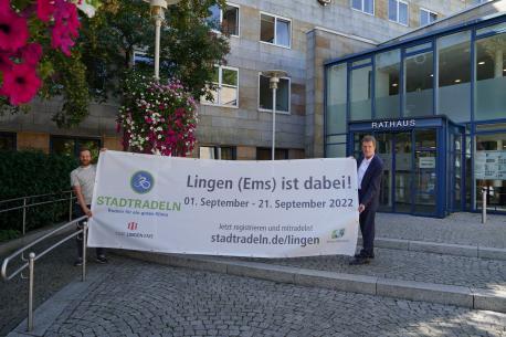 Oberbürgermeister Dieter Krone (re.) und Klimaschutzmanager der Stadt Lingen Sebastian Siemen (li.) freuen sich auf das Stadtradeln. 