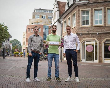 (v. li.) Jonas Berger vom Citymanagement der Stadt Lingen (Ems), Ingo Hantke und Lars Krüssel vom Immobilienbüro HEGGER + KRÜSSEL