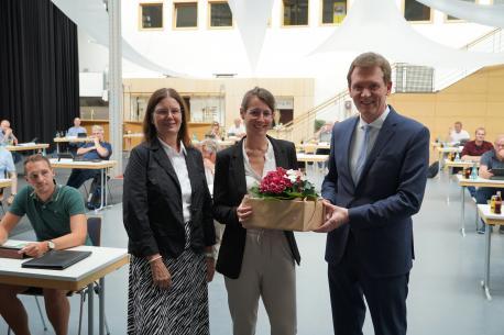 Oberbürgermeister Dieter Krone und Ratsvorsitzende Annette Wintermann gratulieren Katrin Möllenkamp (Mitte) zur Wahl.