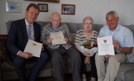 Oberbürgermeister Dieter Krone (li.) und Ortsbürgermeister Karl Storm (re.) gratulieren Juliane und Adolf Hoppen herzlich zum außergewöhnlichen Fest der Kronjuwelen Hochzeit.
