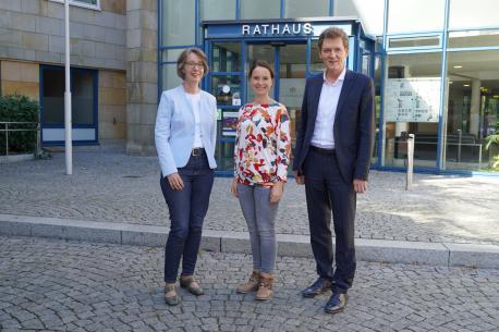 Fachbereichsleitung Kulturamt Vera Bruns (Mitte) zusammen mit Oberbürgermeister Dieter Krone und Monika Schwegmann. 
