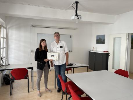 Lara Bemboom von der Wirtschaftsförderung der Stadt Lingen (Ems) gratuliert Herbert Reiners zur Neueröffnung.