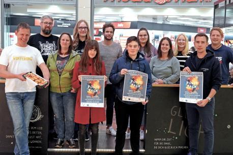 Freuen sich auf den „Polit-Talk“: (oben v.l.) Daniel Sielaff, Ilka Kösters, Nils Thieben, Janina Dierschke, Tanja Günther, Marie Lübbering, Daniel Kruse; (unten v.l.) Daniel Wintering, Silke Krieger, Nadine Stover, Leon Smolenski, Marcel Deppermann.