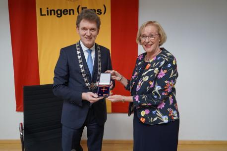 Oberbürgermeister Dieter Krone überreichte Dr. Birgit Stoßberg das Verdienst-kreuz am Bande des Verdienstordens der Bundesrepublik Deutschland.
