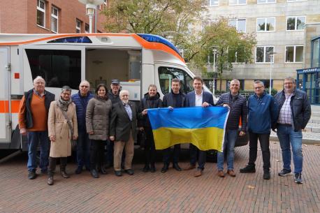 Oberbürgermeister Dieter Krone und Vertreter des Freundeskreises der Ukrainefahrer übergeben dem Bürgermeister aus unserer Partnerstadt Lanivtsi, in der Ukraine, Roman Kaznovetskyi, Transport-, Kranken- und Rettungstransportwagen für Lanivtsi.