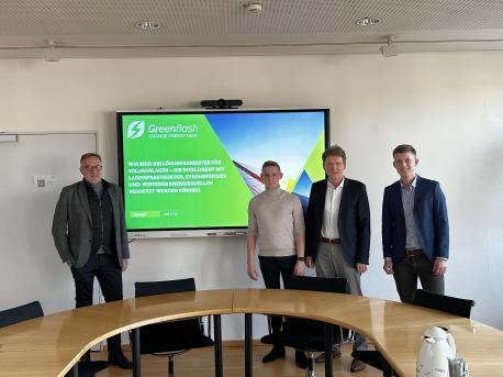 Oberbürgermeister Dieter Krone (2.v.r.) sowie Ludger Ludger Tieke (links) und Maximilian Nie-Hoegen (rechts) von der Wirtschaftsförderung der Stadt Lingen empfangen Johann Böker, Geschäftsführer der Green Flash GmbH im Rathaus. 