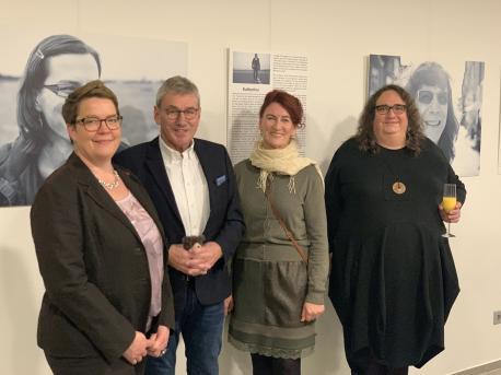 Kerstin Billig von der Aidshilfe Emsland, Lingens Zweiter Bürgermeister Werner Hartke, Gleichstellungsbeauftrage Angelika Roelofs und Freyja PE* von Rüden, Fachkraft für Transberatung für die Region Weser-Ems freuen sich, dass die Ausstellung noch bis Mitte Januar in Lingen zu sehen ist. 
