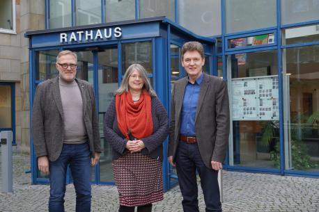 Ludger Tieke (li.) von der Wirtschaftsförderung der Stadt Lingen und Oberbürgermeister Dieter Krone (re.) freuen sich, dass mit Andrea Rakers das Willkommensbüro für Lingen gestartet ist. 