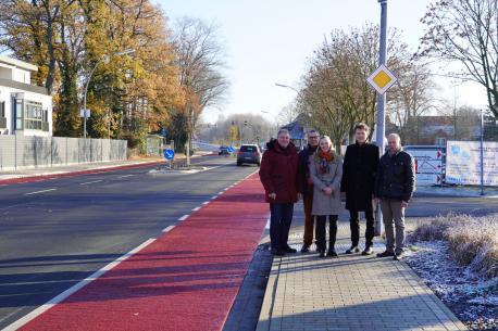 Oberbürgermeister Dieter Krone (2. v. re.), Ortsbürgermeister Manfred Schonhoff (links), Stadtbaurat Lothar Schreinemacher (rechts), Fachbereichsleiter Georg Tieben (2. v. li.) und die zuständige Mitarbeiterin Melanie Feldschnieders freuen sich über die abgeschlossenen Sanierungsarbeiten.  