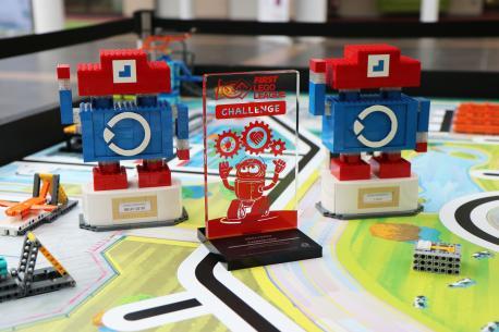 Der FLL-Champion Pokal für das Siegerteam des Regionalentscheids „WGM Vikings“, umgeben von den zwei Sonderpreisen der ROSEN Gruppe.