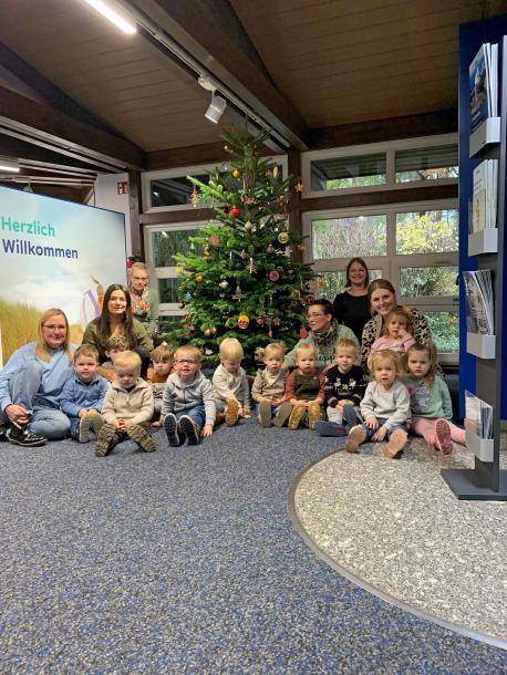 Kinder der Kindertagestätte am Kiesbergwald schmücken gemeinsam mit
Mitarbeiterinnen und Mitarbeitern der RWE den Weihnachtsbaum im Informationszentrum des Kraftwerkstandortes Lingen.