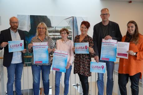 Unterstützen das Projekt „Luisa ist hier“ in Lingen (v.l.): Marko Schnitker (Lingen Wirtschaft und Tourismus), Hiltrud Frese (Präventionsteam Polizei), Monika Olthaus-Göbel (Frauenschutzhaus, SkF), Angelika Roelofs (Gleichstellungsbüro Stadt Lingen), Frank Wesendrup (Jugendschutz Stadt Lingen) und Eva Forsting (Kinderschutzbund/Beratungsstelle Logo).