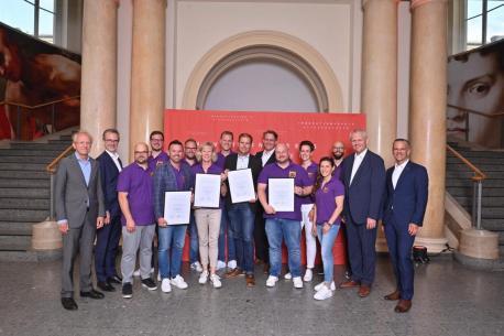 Das Team von Cornexion und ein Teil der Unterstützer sowie die Laudatoren bei der feierlichen Preisverleihung in Hannover. Mit auf dem Bild u.a. Wissenschaftsminister Björn Thümler (2. v.r.) als einer der Schirmherren.