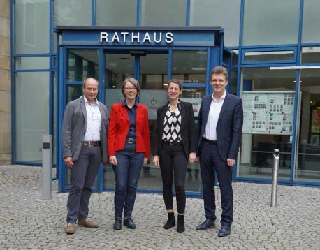 Verwaltungsführung der Stadt Lingen (Ems): (v.l.) Erster Stadtrat Lothar Schreinemacher, Stadtkämmerin Monika Schwegmann, Stadträtin Katrin Möllenkamp und Oberbürgermeister Dieter Krone.