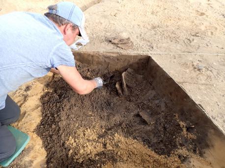 Ausgrabung großer Keramikfragmente in einer „Feldbrandgrube“ 