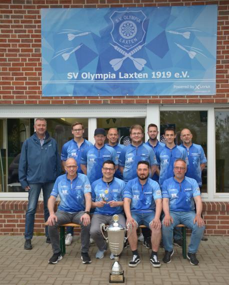Die stolze Dart Abteilung mit dem Pokal.