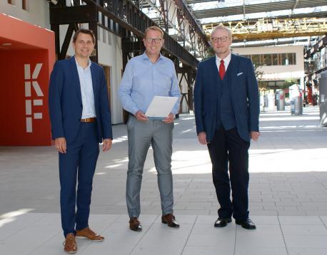Staatssekretär Muhle überreicht Bescheid für 5G-Campusnetz.