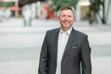 Prof. Dr.-Ing. Dirk Sauer vom Campus Lingen der Hochschule Osnabrück freut sich über die Auszeichnung „Professor des Jahres 2022“.