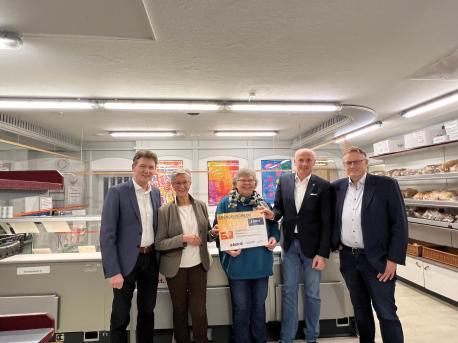 v. l.: Dieter Krone (Oberbürgermeister Lingen), Angelika Weßler-Kolbe (Tafel Lingen e.V.),
Maria Dühnen (Tafel Lingen e.V.), Helmut Renze (JOHANN BUNTE), Torsten Brinker
(JOHANN BUNTE)