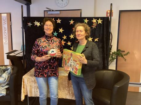 Almut Kewitz, die Leiterin des Hauses des Kindes (re.) überreichte die Spende nun an Ella Koetsenruigter-Fritz vom Hospiz Löwenherz.