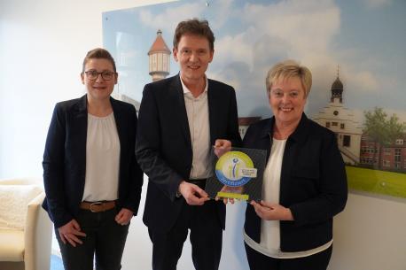 Freuen sich über die Auszeichnung mit dem Emsländischen Gütesiegel „Familienfreundlichkeit“: (v. l.) Inge Els (Fachbereich Personal), Oberbürgermeister Dieter Krone und die Geschäftsführerin des Wirtschaftsverbandes Emsland 
Mechtild Weßling.

