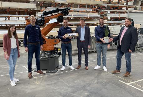 (v.li) Lara Bemboom von der Wirtschaftsförderung der Stadt Lingen, Wilke Pohlmann, Jonas Lünswilken, Oberbürgermeister Dieter Krone, Stephan Feldker und Ortsbürgermeister Christoph Stafflage.